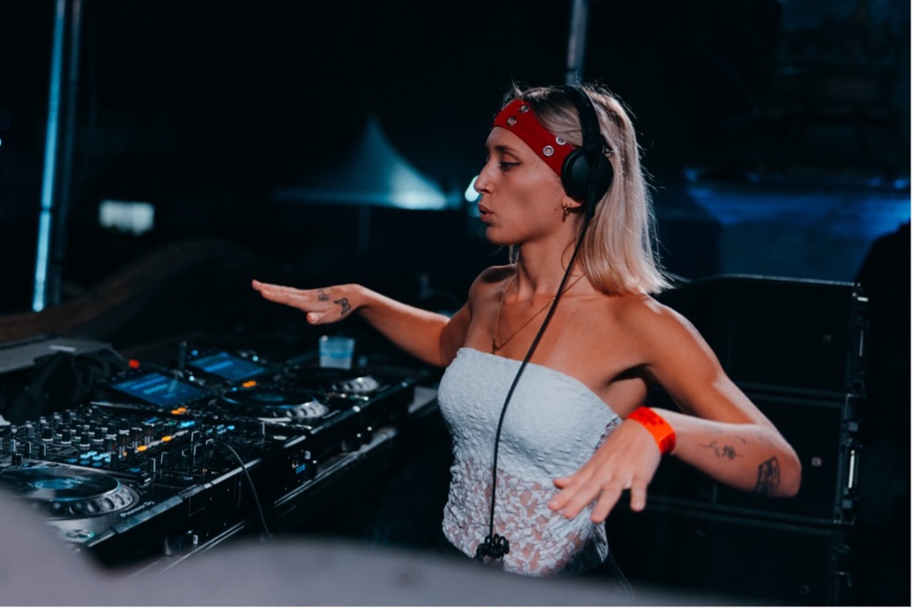 La DJ hard techno Novah, qui a explosé sur les réseaux en seulement quelques mois, multipliant ainsi son cachet en un temps record