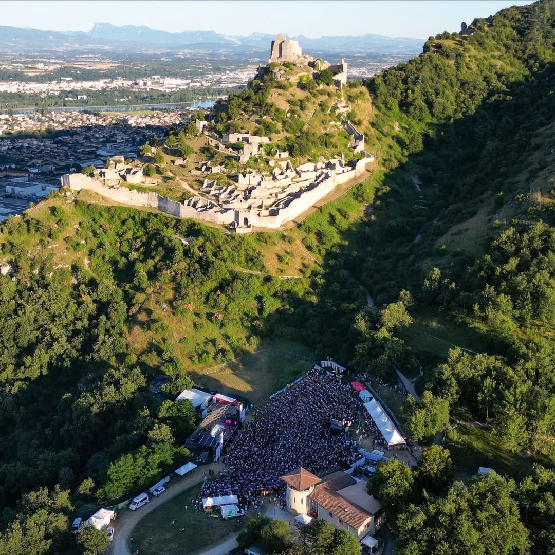 Vue aérienne du Crussol Festival avec le château en arrière-plan
