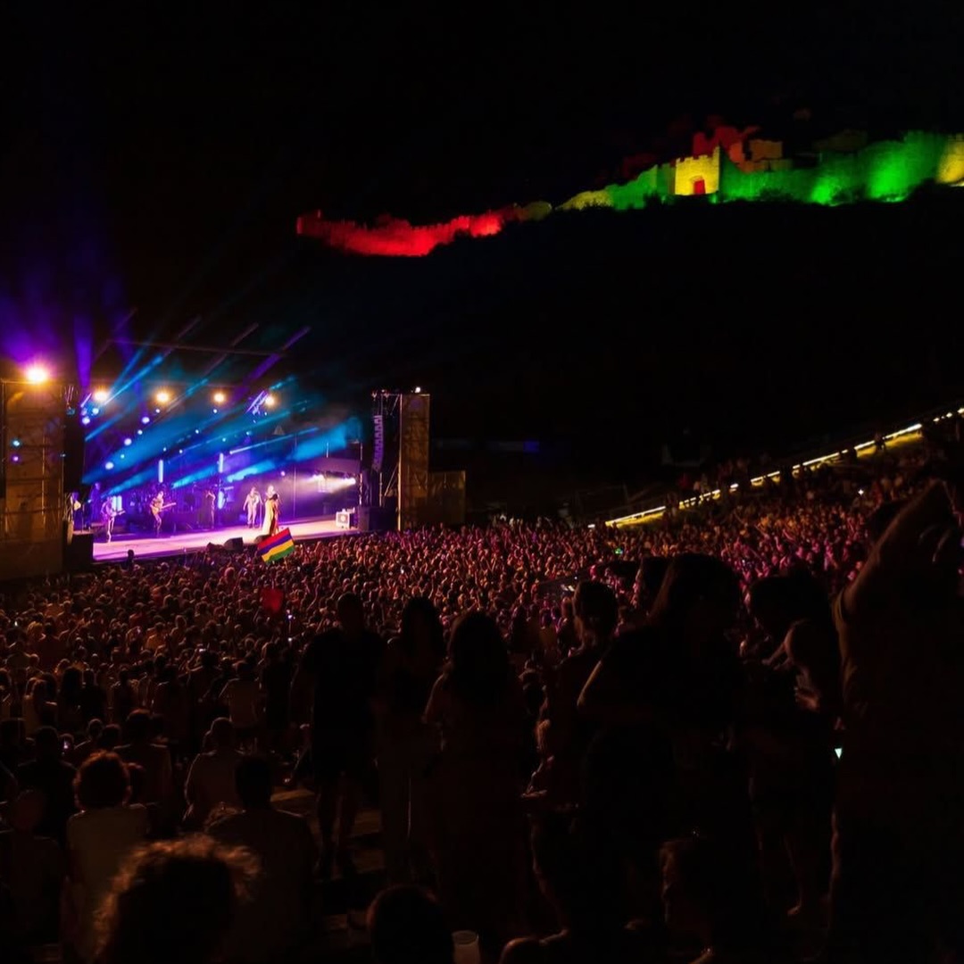 Concert de nuit au Crussol Festival avec le château illuminé en arrière-plan